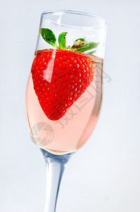 香槟瓶和玻璃杯加草莓图片