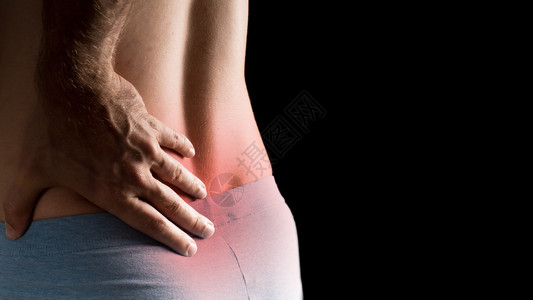 男背部疼痛下部用手按摩脊椎和肌肉图片