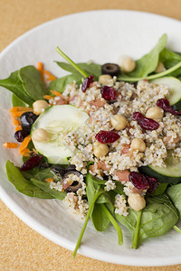 菠菜床上的新鲜和健康的quinoa图片