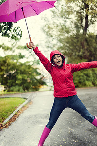 翁布雷爆炸粉红色雨伞下的年轻女子背景