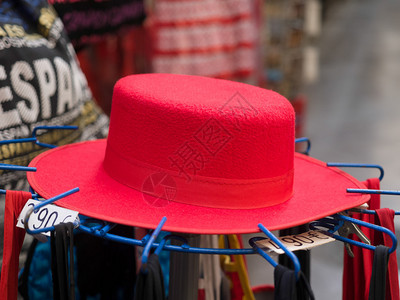 红色帽子在图片