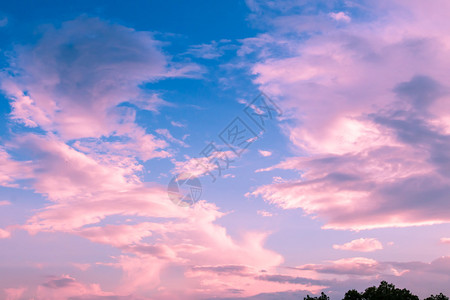 日落天空上的彩云自然背景图片