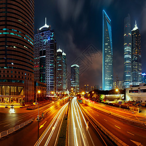 上海现代建筑背景的灯光足图片