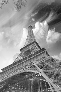 艾菲尔铁塔上空的天空颜色非常棒巴黎的图片