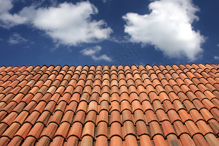 反对蓝天的现代瓦屋顶图片