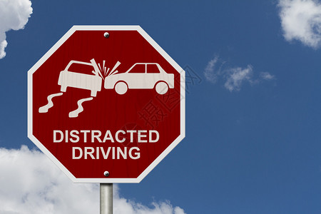 没有分心驾驶标志带有分心驾驶字样的红色停车标志和带有天空背图片