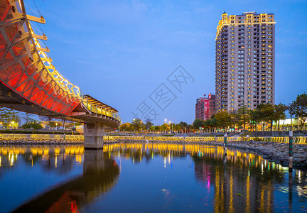 夜晚的高雄市爱河之心图片