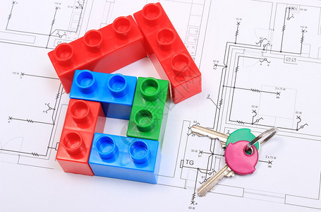 彩色积木的房屋形状和位于房屋施工图上的房屋钥匙房屋建筑概图片