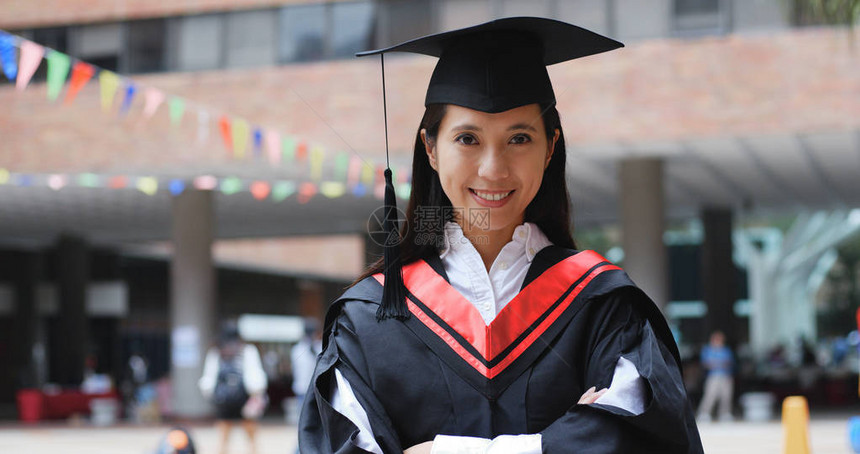 年轻的亚裔妇女毕业图片