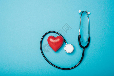 蓝色下装饰心脏和听诊器的顶视图世图片