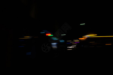 巴黎夜间模糊和拉伸的路灯图片