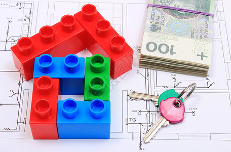 彩色积木的房屋形状家庭钥匙和钞票在房屋施工图建筑房屋概念图片