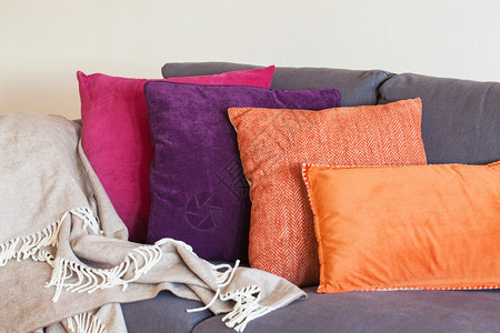 沙发上多彩的坐垫舒适图片