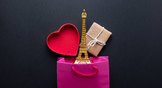 粉红色购物袋礼品盒红心和黑色背景的Eiff图片
