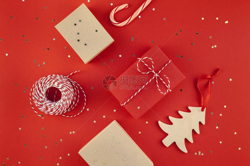 圣诞礼物包裹丝带平躺顶视图圣诞假期2019年庆祝手工礼品盒红纸闪光背景复制空间模板样机图片