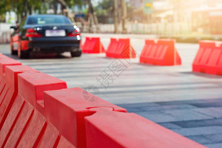 道路上的交通塑料障碍和塔图片