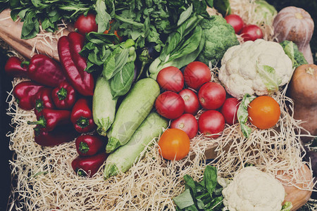 秋收的蔬菜有机农民食品市场新鲜产品图片