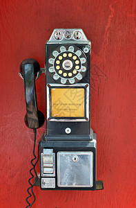 红色背景下的老式付费电话图片