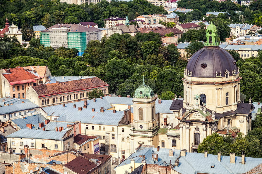 欧洲老城中央的空中观察利维夫和多明图片