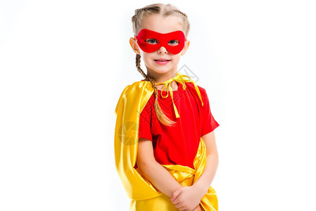 穿着黄色斗篷和红色面罩的超级小女孩肖像图片