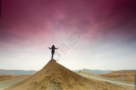 在山顶上冥想的女人剪影图片