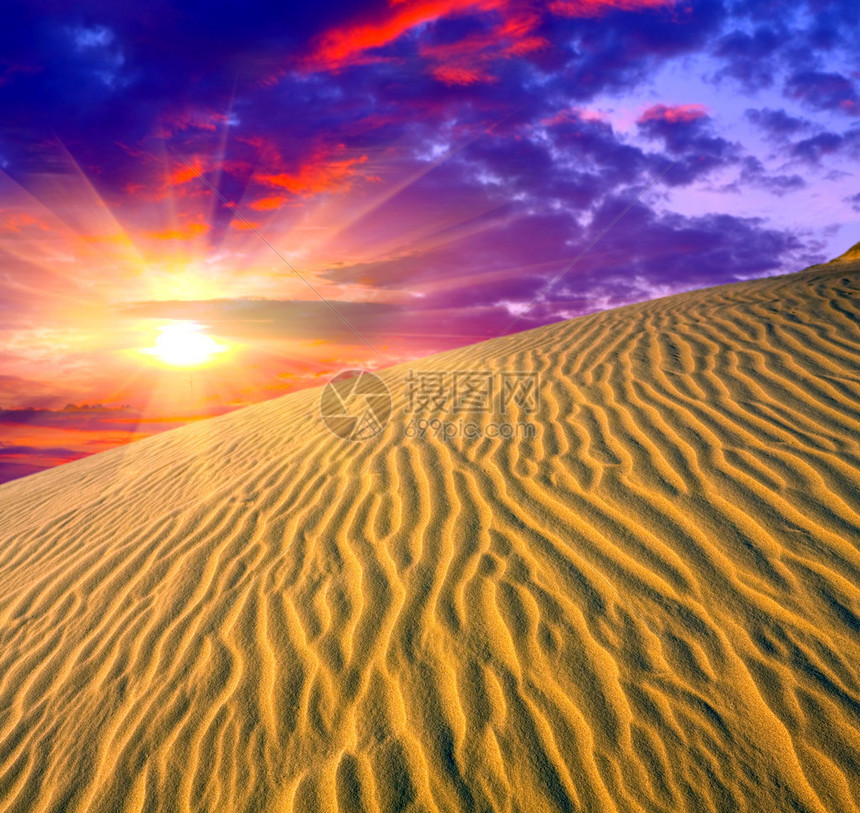 沙漠中的落日图片