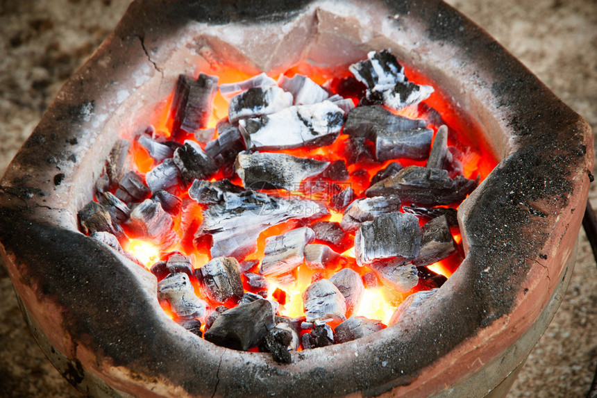 木炭炉灶图片