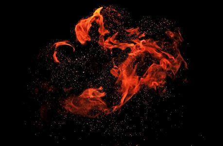 黑色背景下带有火花的火焰漩涡图片