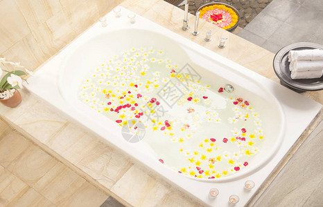 装满鸡蛋花的温泉浴让您放松身心图片