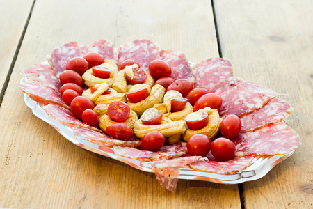 Tarallipiccanti配番茄蛋黄酱和意大利腊肠图片