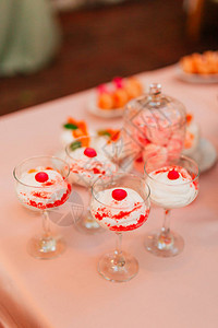 香草布丁和樱桃放在杯子里在图片