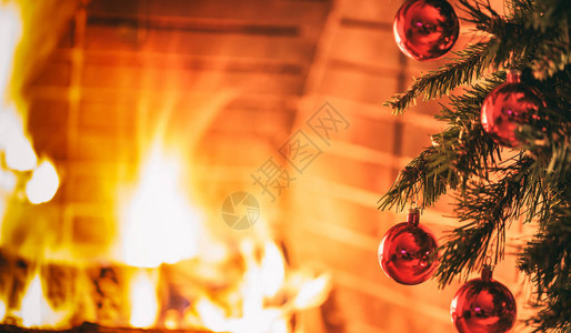 壁炉旁的圣诞树图片
