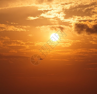 太阳和日落天空与飞机图片
