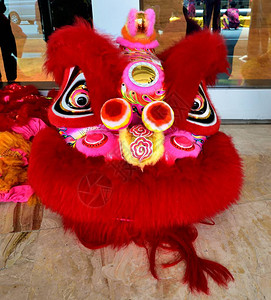 新年庆祝活动的红狮头服装背景图片