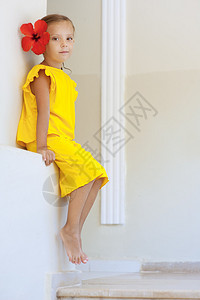 穿黄色礼服的漂亮小女孩穿着红图片