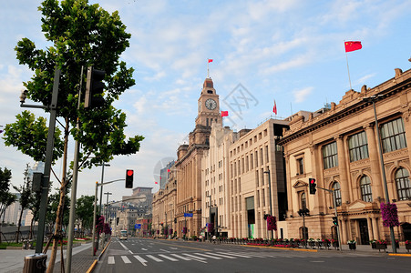 上海历史建筑在清晨的街道上蓝天图片