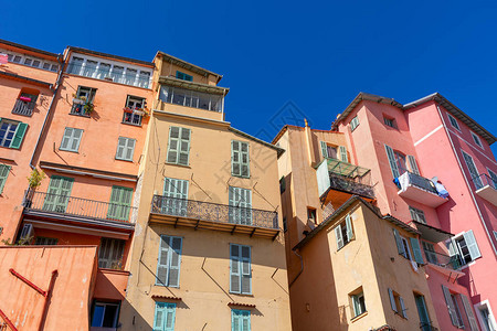 法国Menton小镇蓝天下多彩的住宅区景象图片