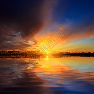 在湖水表面的美好的日落场面图片