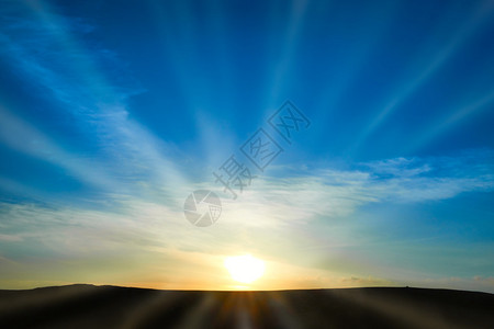 太阳在蓝天的陆地上空升起自然背景和阳图片