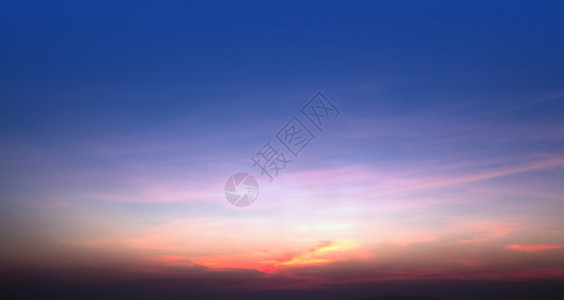 黎明时分的全景蓝天图片