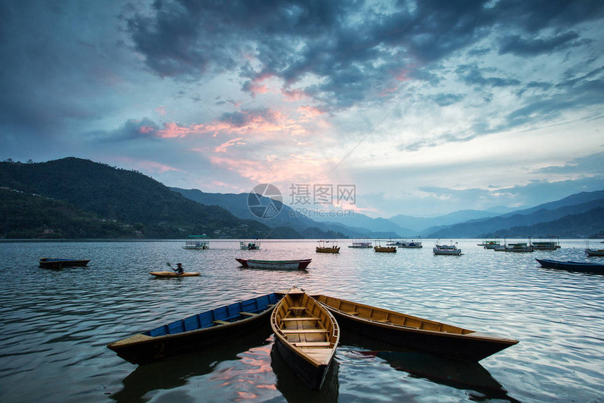 波克拉湖上多姿彩的船背图片