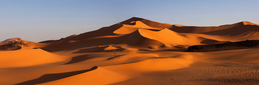 尼日尔撒哈拉沙漠中的沙丘设计图片