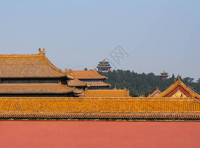 北京紫禁城皇宫的陶器屋顶瓷砖和雕刻物图片