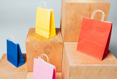 木架上的彩色购物袋夏季销售理念背景图片