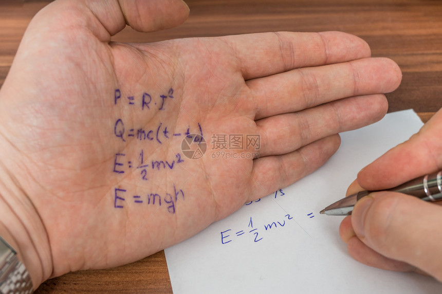 学生在考试中作弊用手写公式的骗术表他图片