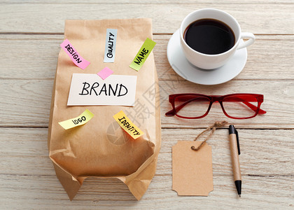 将品牌营销概念与Kraft纸袋品牌标签眼镜和咖啡图片