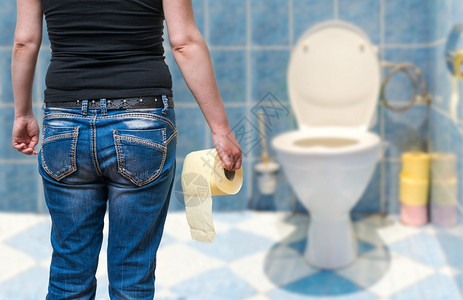 妇女患有腹泻在洗手间图片