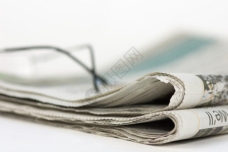 报纸折叠起来的规格图片
