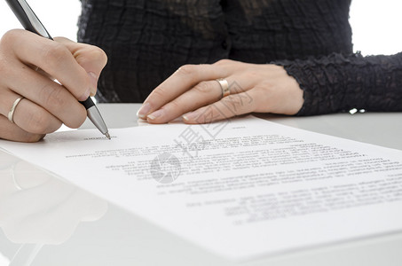 一位商业妇女签署超过签字线的合同图片