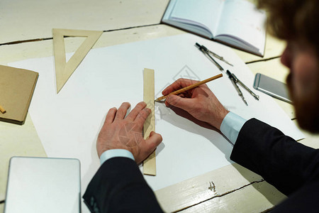 现代建筑师用铅笔和标尺图片